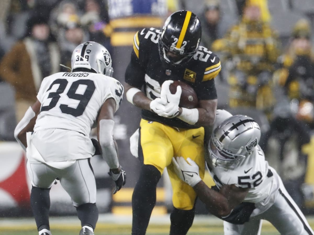 Las Vegas Raiders linebacker Denzel Perryman (52) makes a tackle