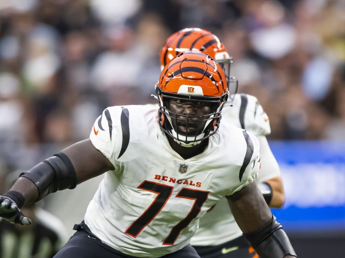 Arizona Cardinals defensive tackle Leki Fotu (95) looks up at a replay  during an NFL football game against the Cincinnati Bengals, Friday, Aug.  12, 2022, in Cincinnati. (AP Photo/Zach Bolinger Stock Photo - Alamy