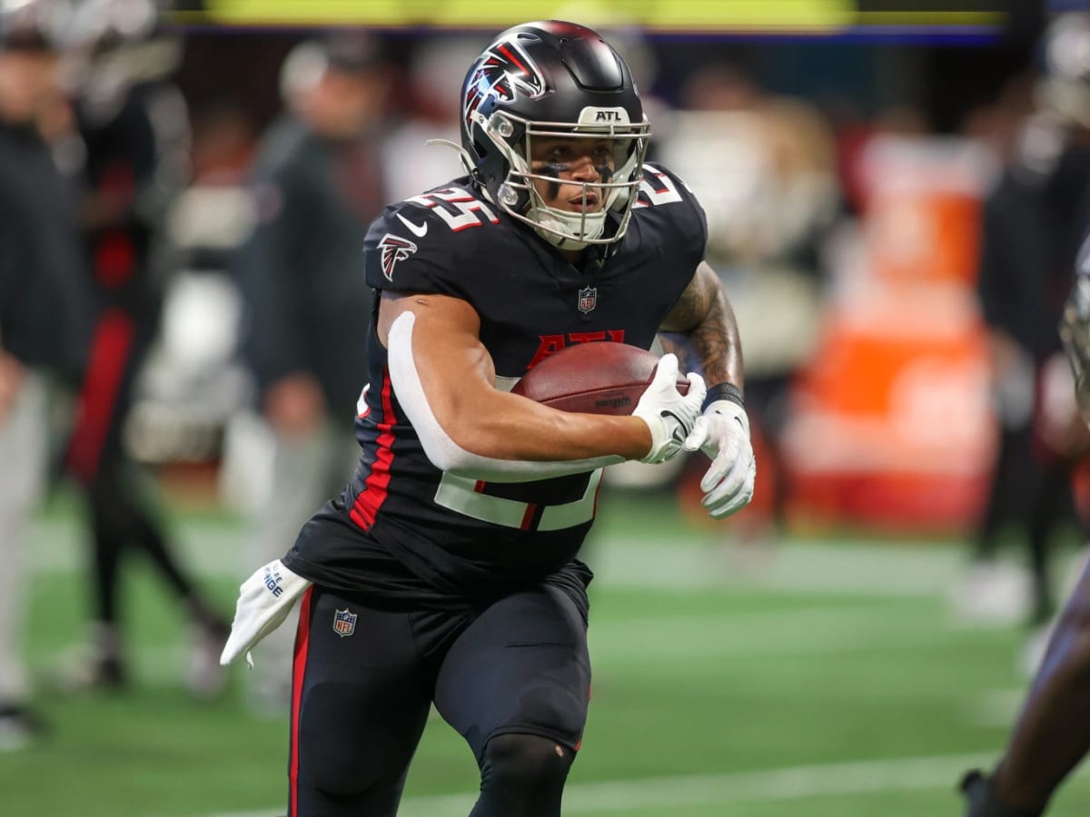 Falcons RB Tyler Allgeier Hits 1,000 Rushing Yards in Rookie Season -  Vanquish The Foe