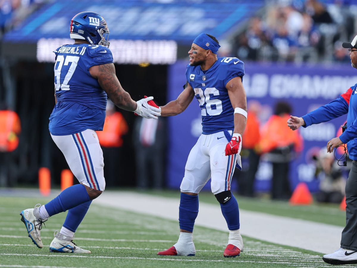 Colts vs Giants: Jaylon Smith lets up as he hits Nick Foles , misses sack