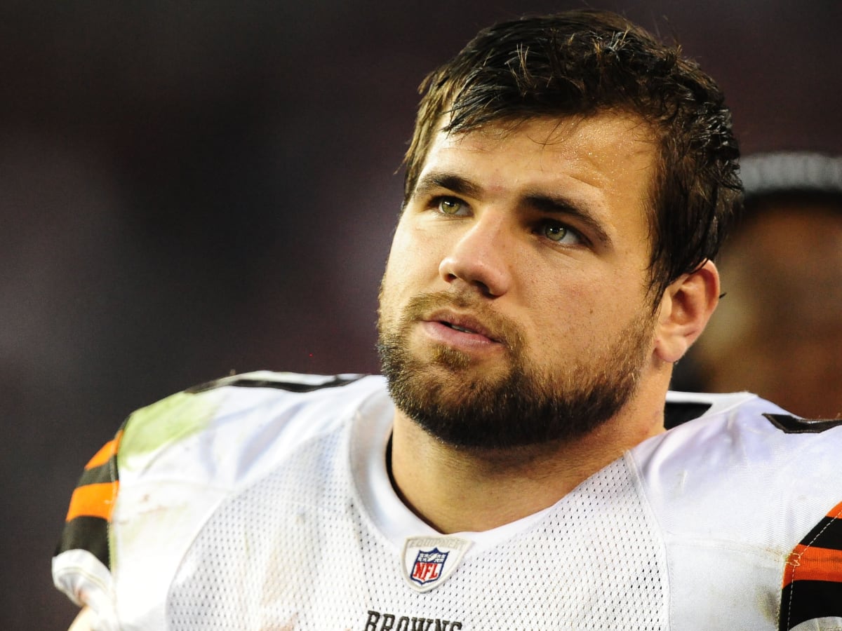 Former NFL star Peyton Hillis in critical condition after saving kids from  drowning at Florida beach: report