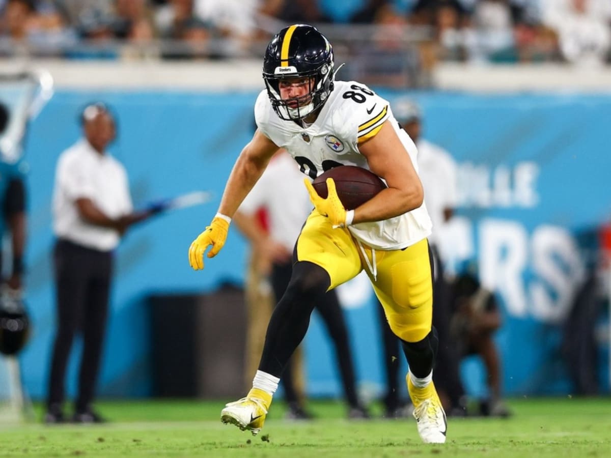 Photo: Steelers Pat Freiermuth Takes the Field - PIT2023081924 