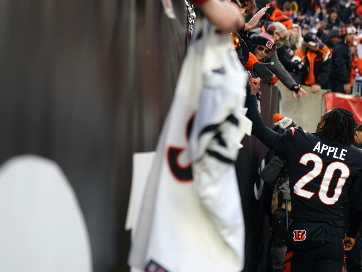 Look: Cincinnati Bengals Cornerback Eli Apple Pokes Fun At NFL With Roger  Goodell Coin - Sports Illustrated Cincinnati Bengals News, Analysis and More