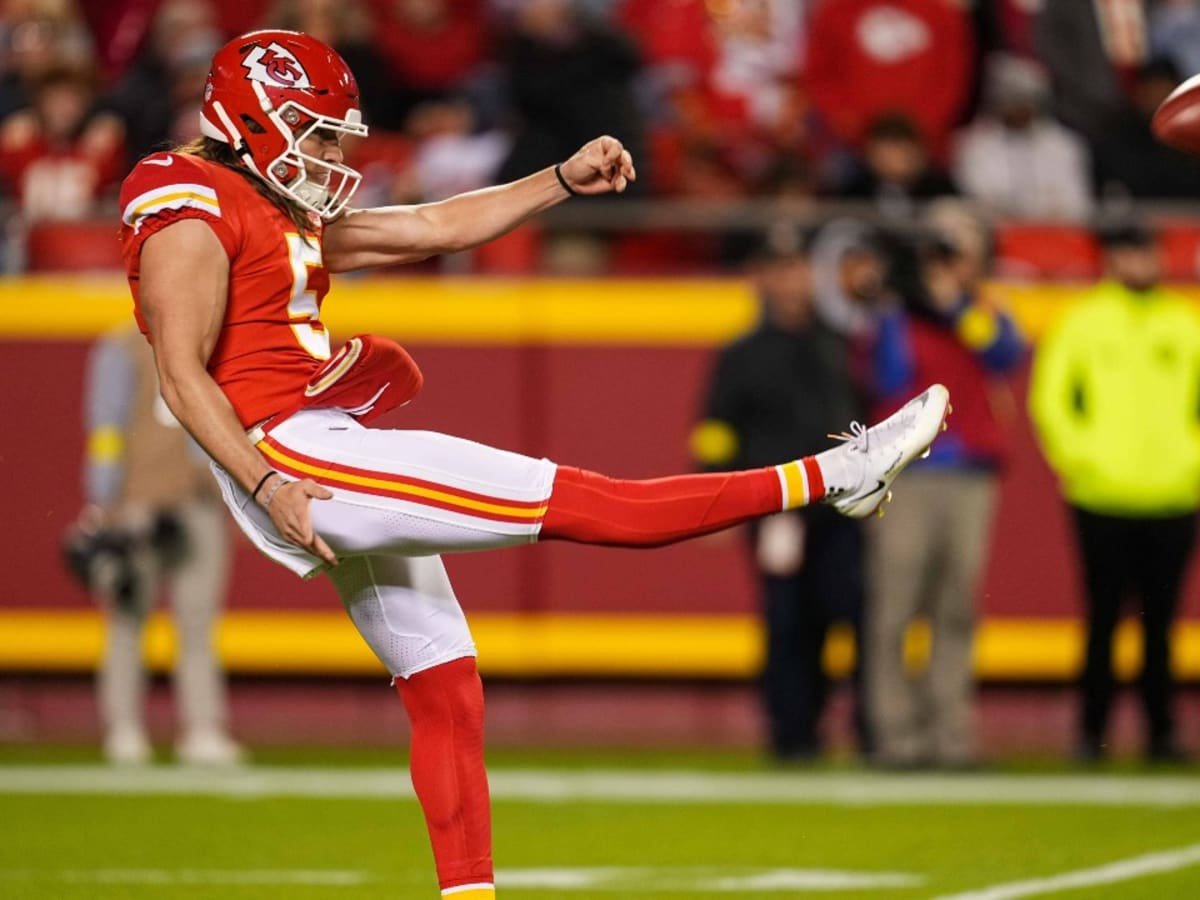 Former Gator Tommy Townsend chokes in second quarter of Super Bowl LV