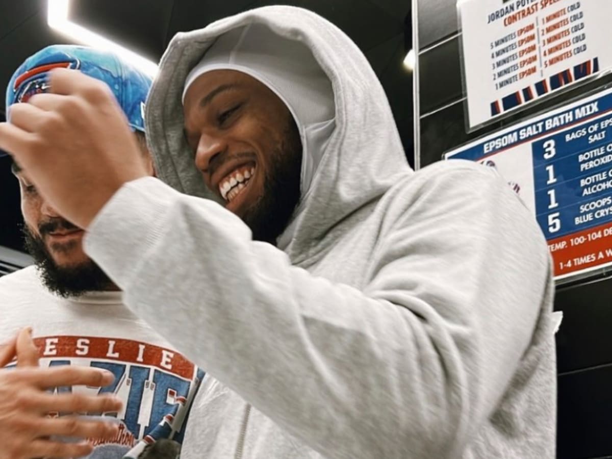 Damar Hamlin joins Bills in locker room at halftime of divisional