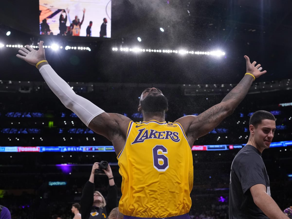 James scores 48 as Lakers end losing streak against Houston