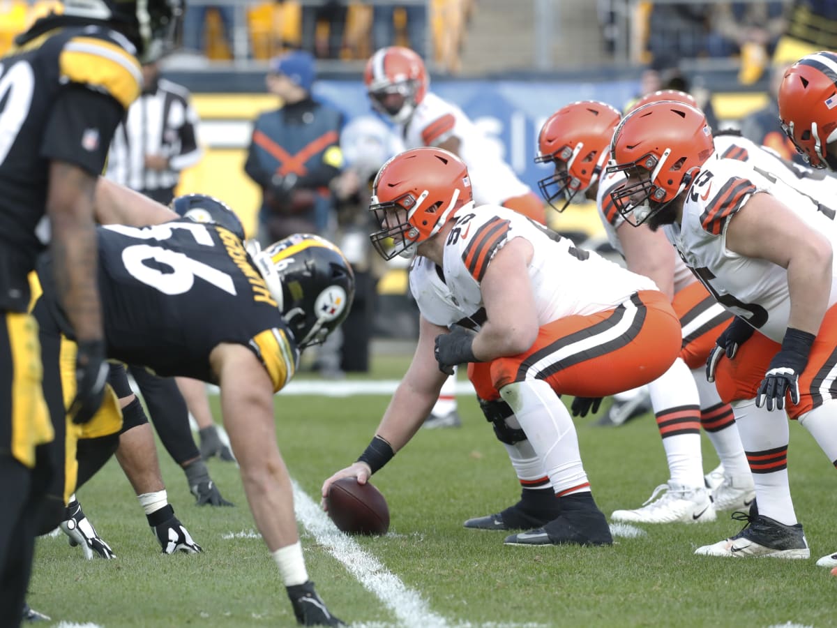 Browns center Ethan Pocic briefly returns after leaving with chest