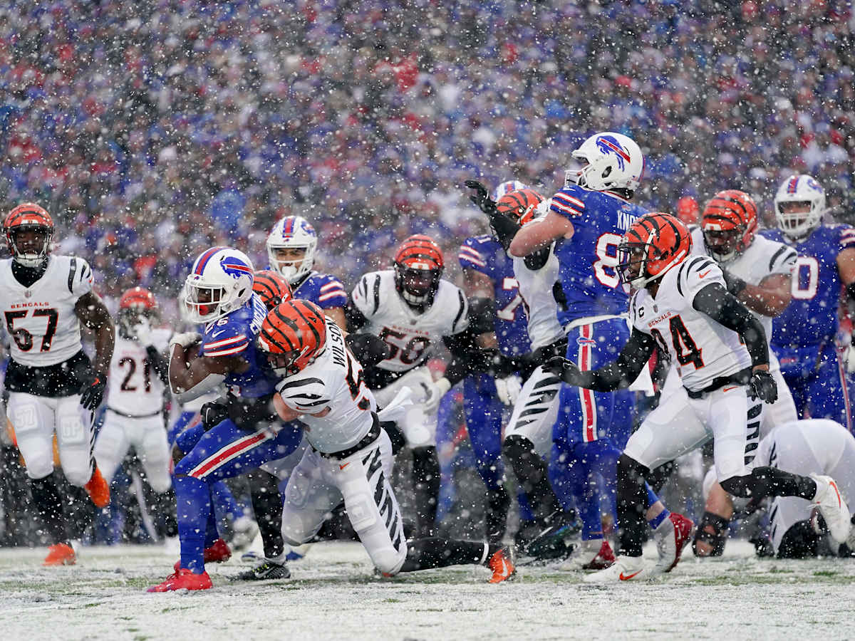 Cincinnati Bengals tight end Hayden Hurst (88) carries the ball during an  NFL football game against the Buffalo Bills, Monday, Jan. 2, 2023, in  Cincinnati. (AP Photo/Emilee Chinn Stock Photo - Alamy