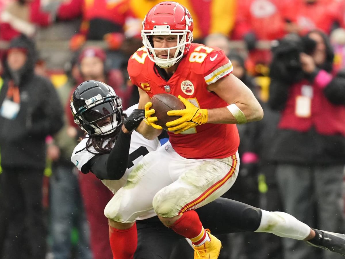 Chiefs TE Travis Kelce hyperextends knee in practice