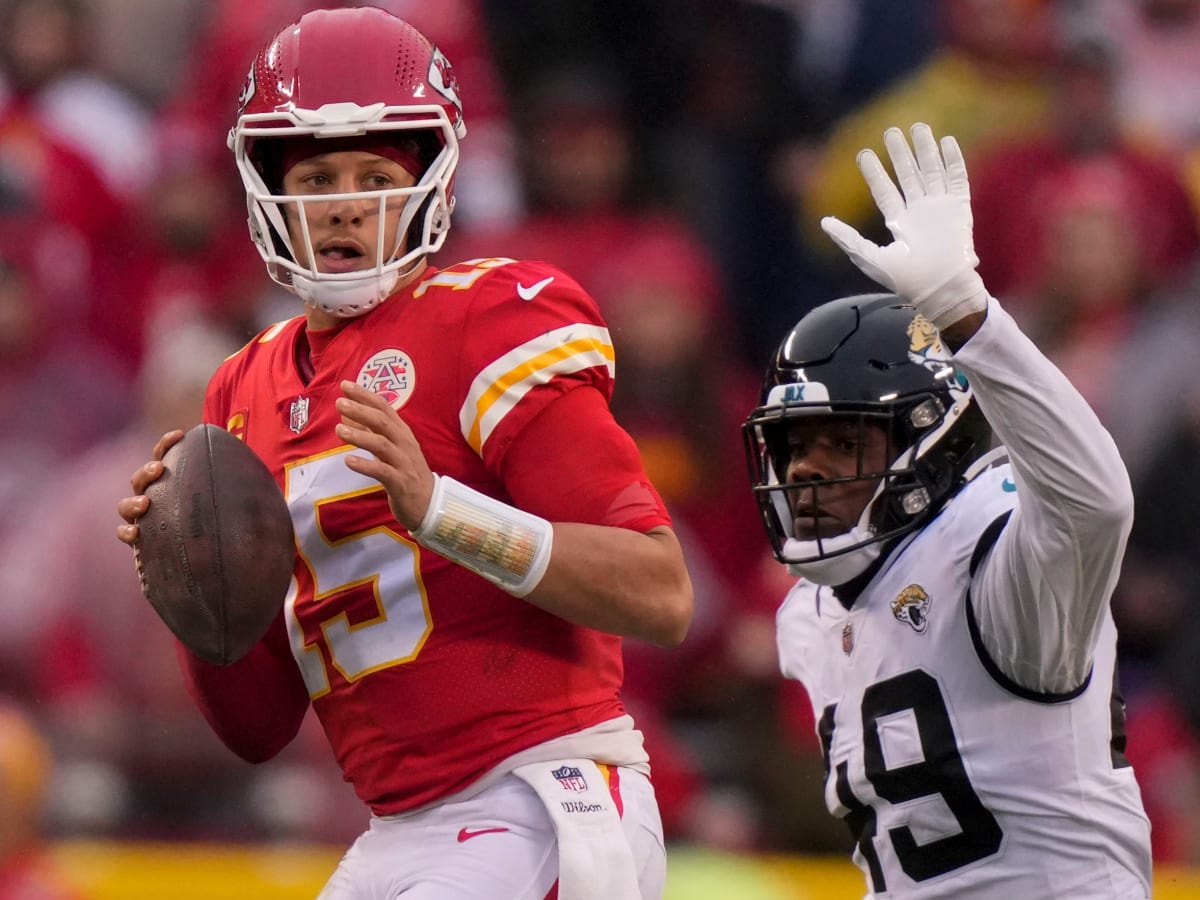 Former Jaguars Chad Henne pinch-hits for Patrick Mahomes on 98