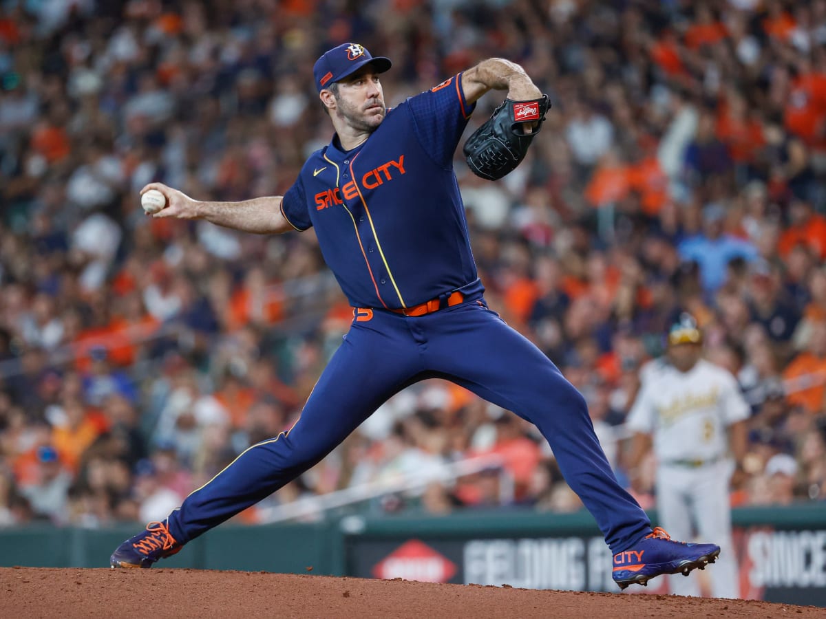 Former Astros Starter Verlander's Cy Young Award Has Spelling Error