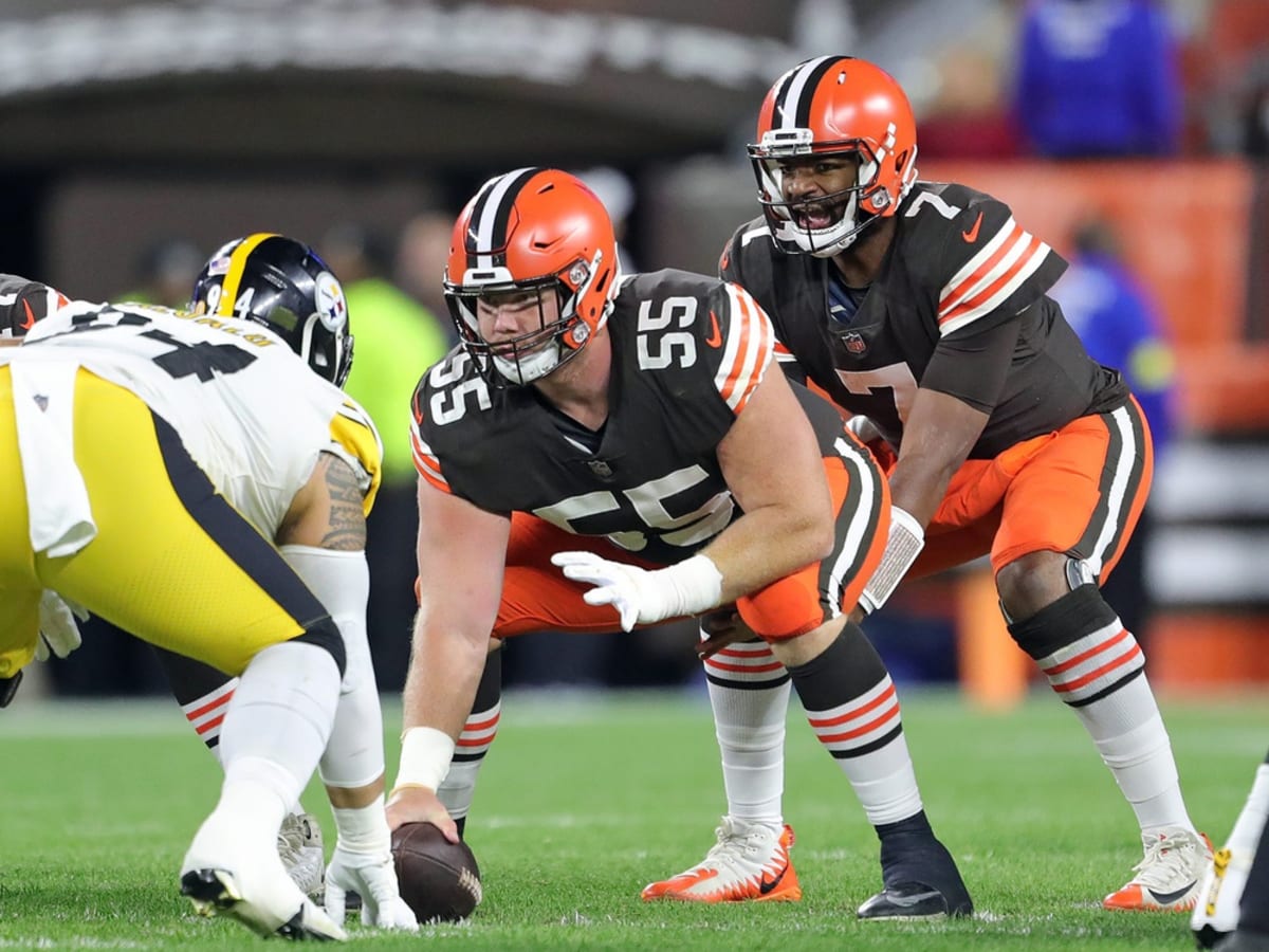 Cleveland Browns center Ethan Pocic (55) snaps the ball during an NFL  football game against the New England Patriots, Sunday, Oct. 16, 2022, in  Cleveland. (AP Photo/Kirk Irwin Stock Photo - Alamy