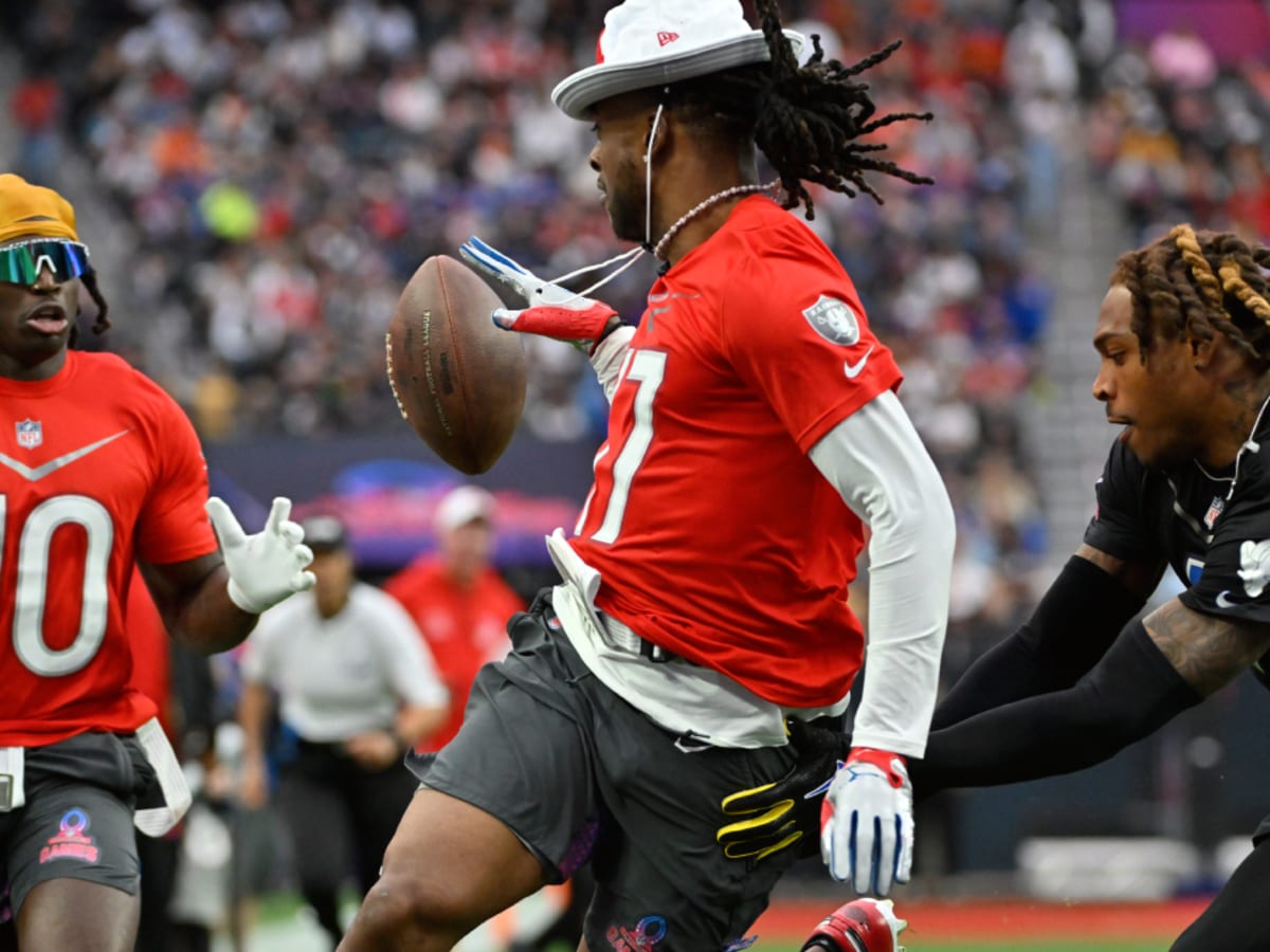 Tyreek Hill Tweets Reaction to Being Leveled During Pro Bowl Flag Football  Game - Sports Illustrated