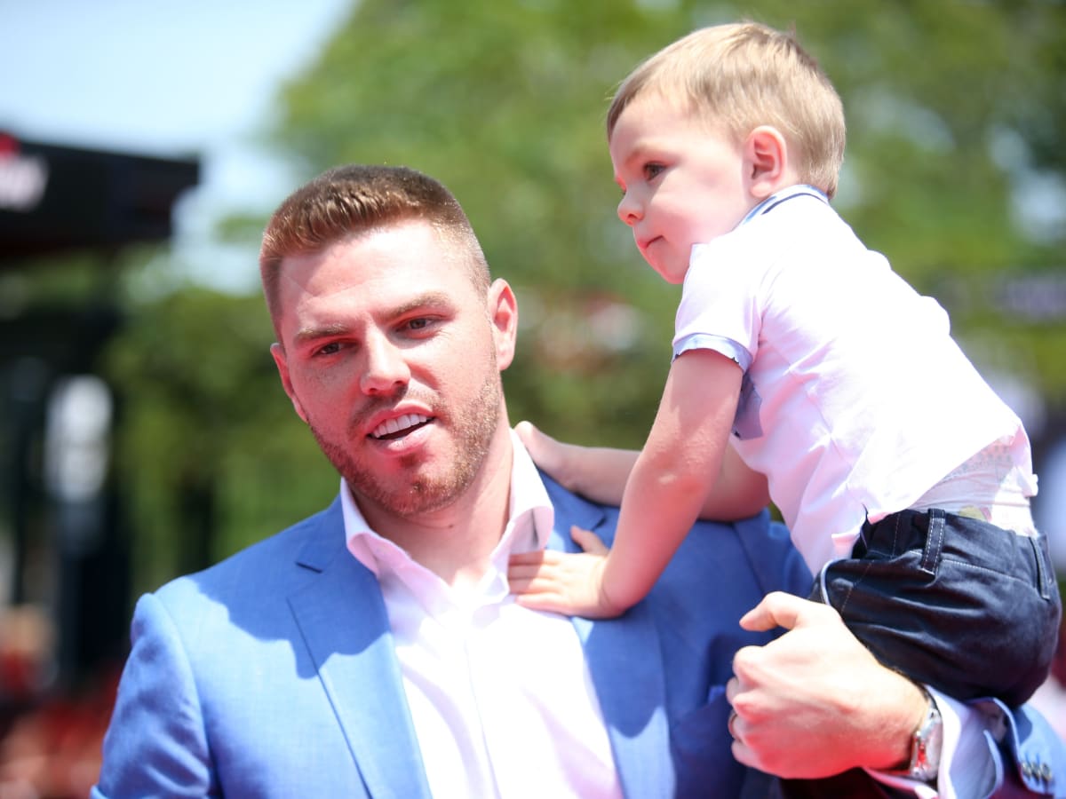 Dodgers 1B Freddie Freeman's son Charlie does Braves chop as Atlanta sweeps  Mets