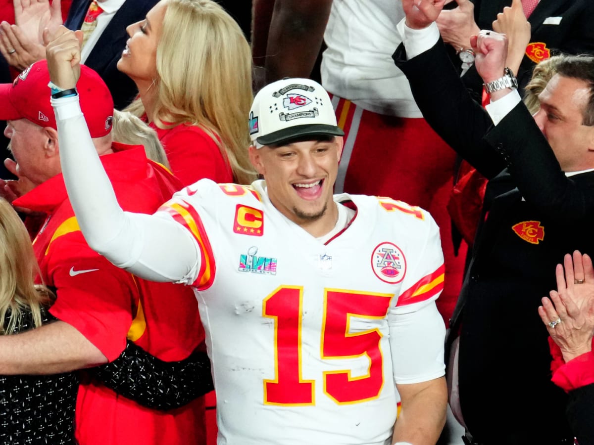 Chiefs overcome 10-point halftime deficit to defeat Eagles