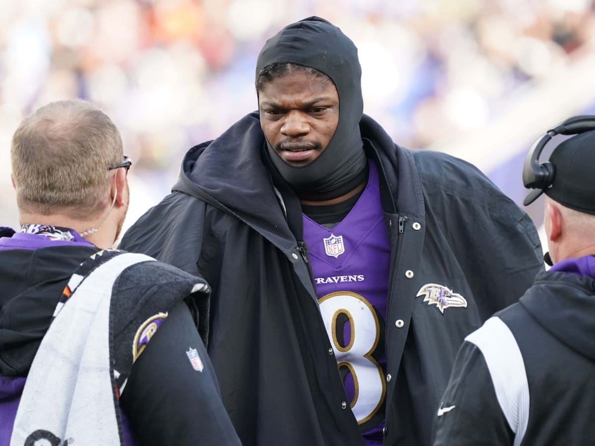 Baltimore Ravens quarterback Lamar Jackson (8) looks to pass against the  New York Giants during an NFL football game Sunday, Oct. 16, 2022, in East  Rutherford, N.J. (AP Photo/Adam Hunger Stock Photo - Alamy