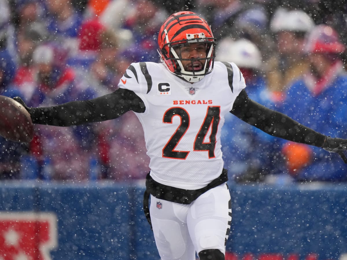 Cincinnati Bengals safety Vonn Bell (24) runs for the play during an NFL  football game against the Atlanta Falcons, Sunday, Oct. 23, 2022, in  Cincinnati. (AP Photo/Emilee Chinn Stock Photo - Alamy