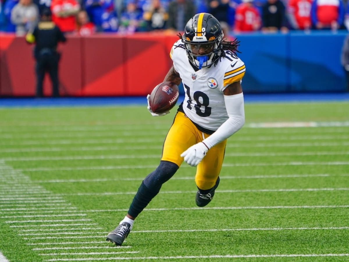 Pittsburgh Steelers wide receiver Diontae Johnson (18) in action against Philadelphia  Eagles during an NFL football game, Sunday, Oct. 30, 2022, in Philadelphia.  (AP Photo/Rich Schultz Stock Photo - Alamy