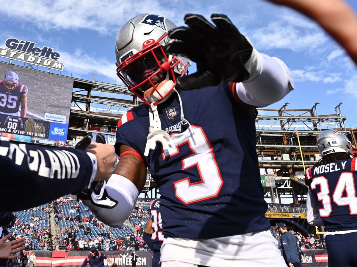 New England Patriots safety Jabrill Peppers (3) catches the ball prior to  an NFL football game