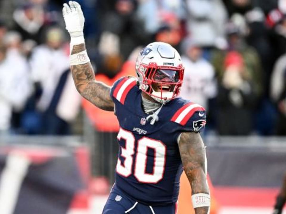 November 14, 2021: Cleveland Browns outside linebacker Mack Wilson Sr. (51)  before the NFL football game between the Cleveland Browns and the New  England Patriots at Gillette Stadium, in Foxborough, Massachusetts. The