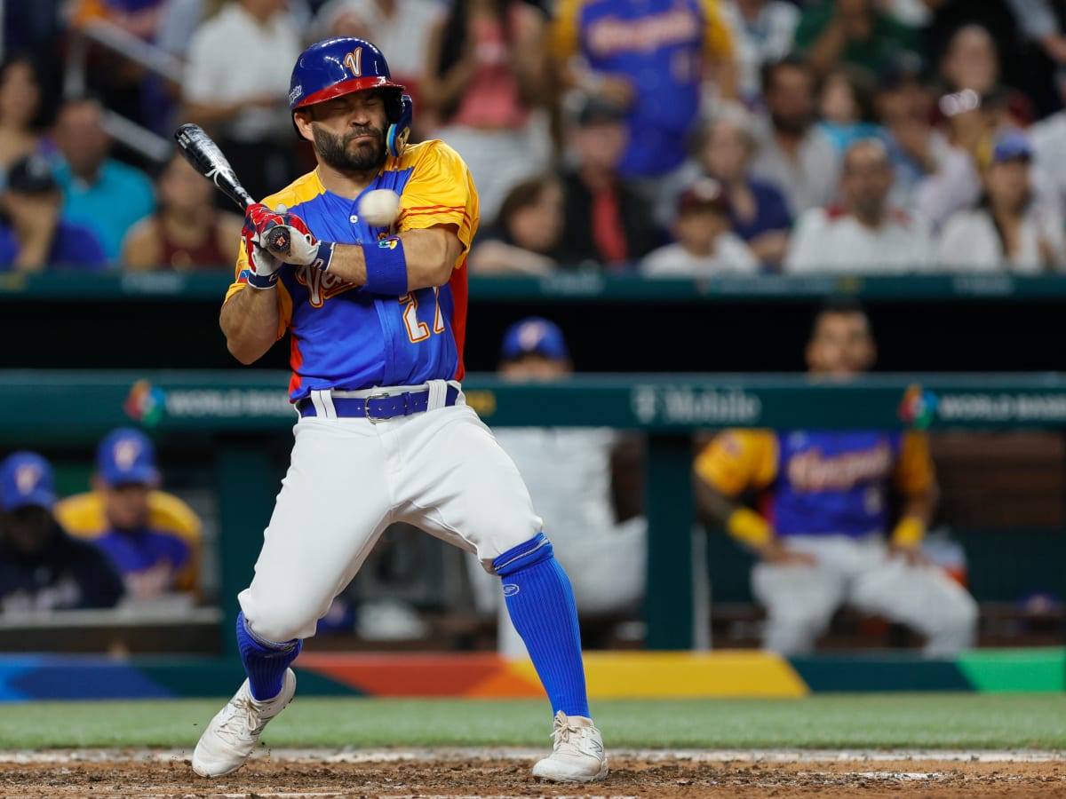 Astros' Jose Altuve leaves shortly after getting hit by pitch