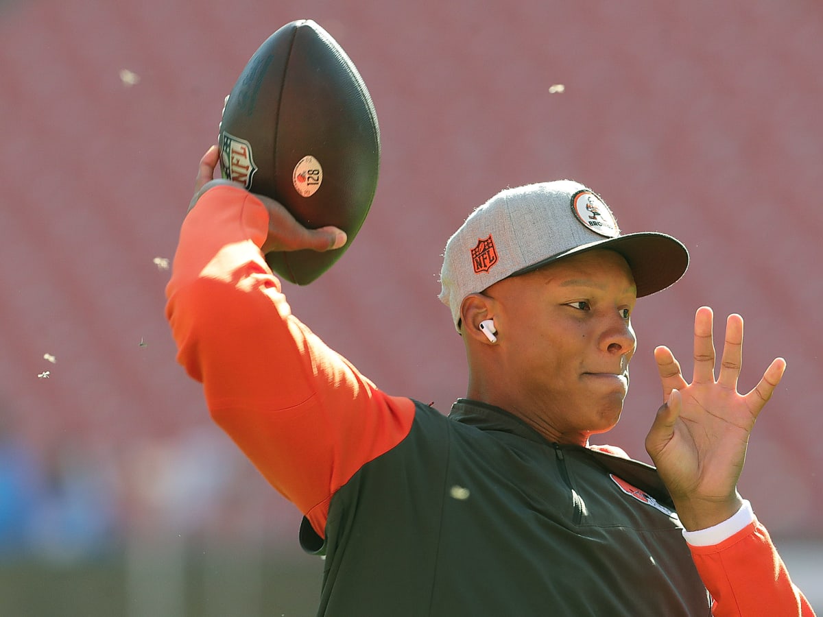 Tennessee QB Dobbs works out with Vols' baseball team