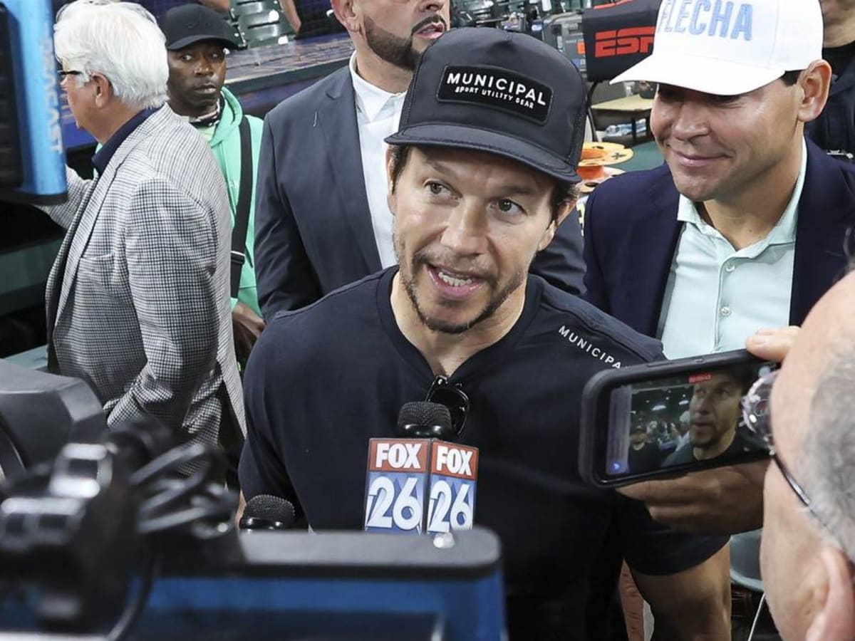 Mark Wahlberg offers to donate thumb to injured Astros star Jose