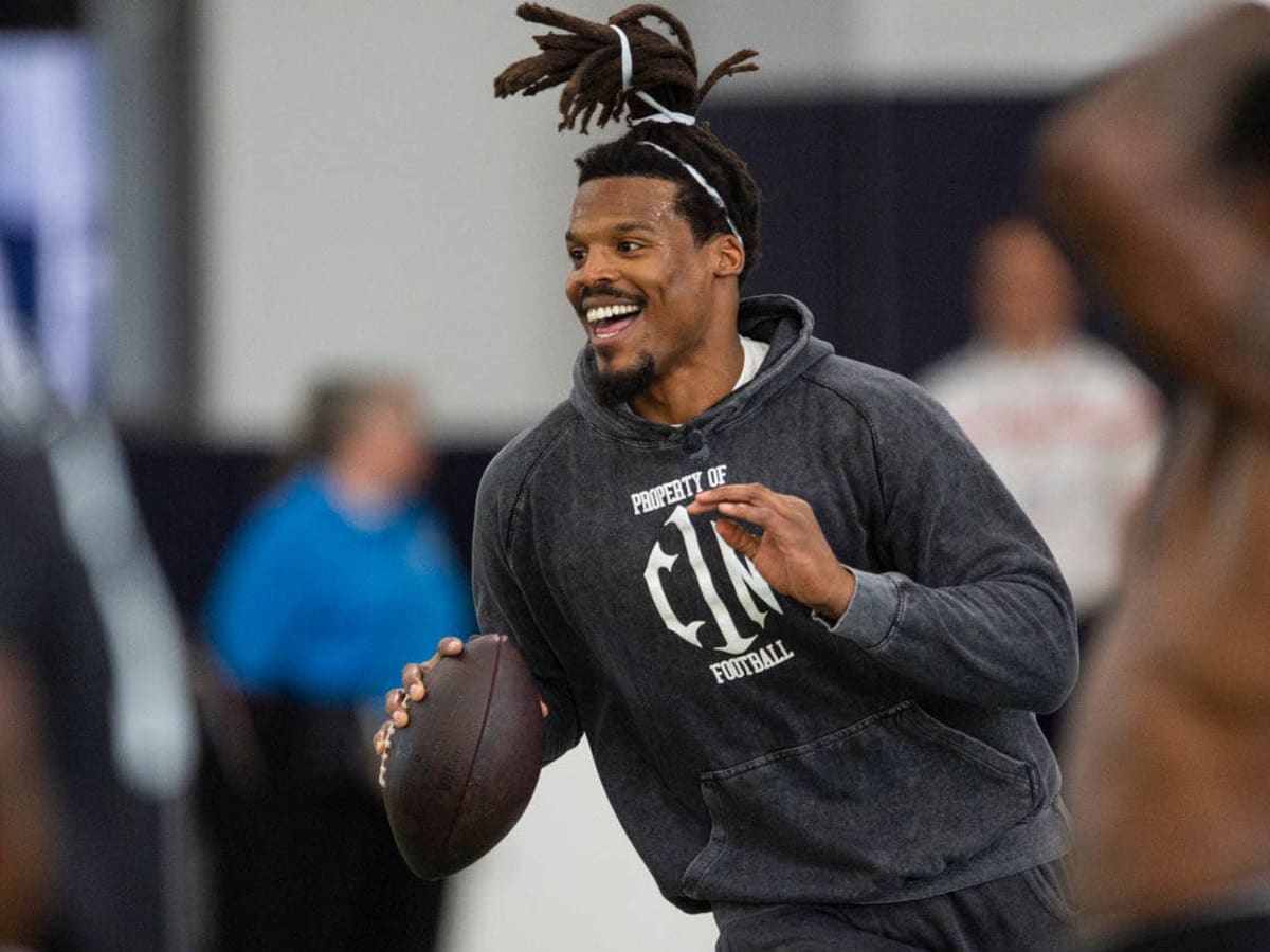 Carolina Panthers quarterback Cam Newton (1) warms up before an NFL  football game against the New Orleans Saints in New Orleans, Sunday, Jan.  2, 2022. (AP Photo/Butch Dill Stock Photo - Alamy