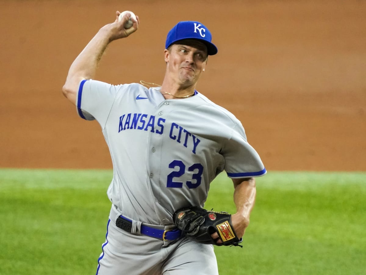 Royals' Zack Greinke spotted talking with sons during game