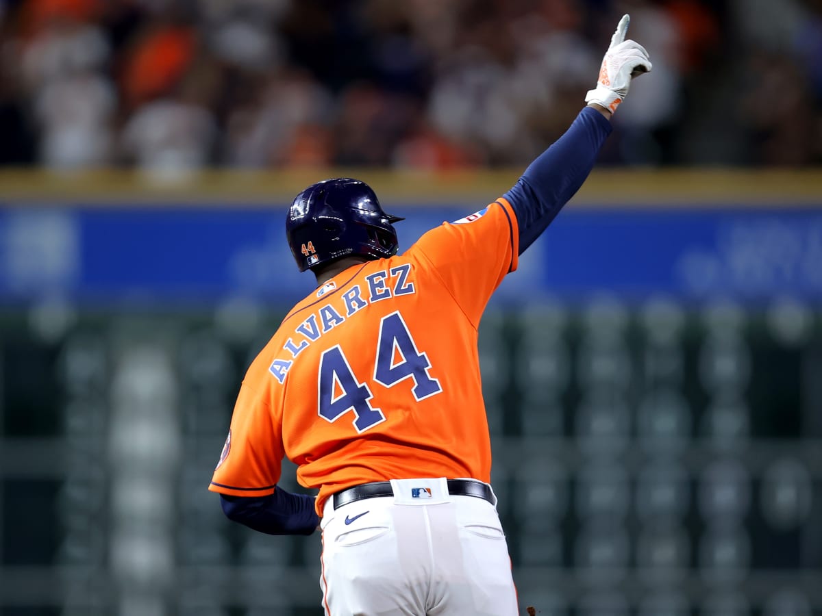 Yordan Álvarez hits an RBI single to give Astros an early lead over Rangers