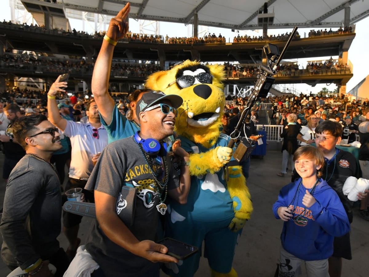 Jaguars fans hyping it up on Draft Day 