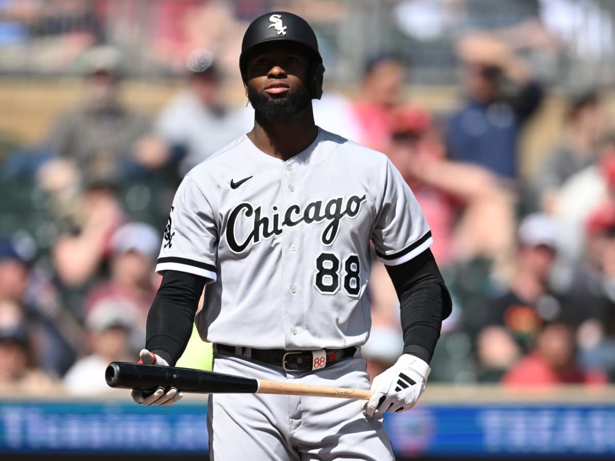 White Sox's Luis Robert pulled after not sprinting out ground ball