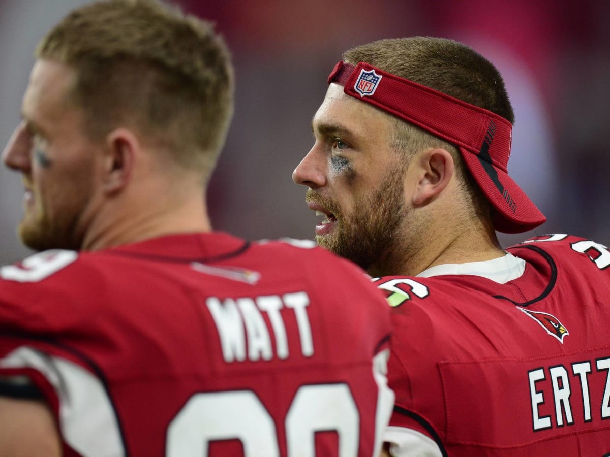 WATCH: Zach Ertz throws bad first pitch in Phillies game with wife