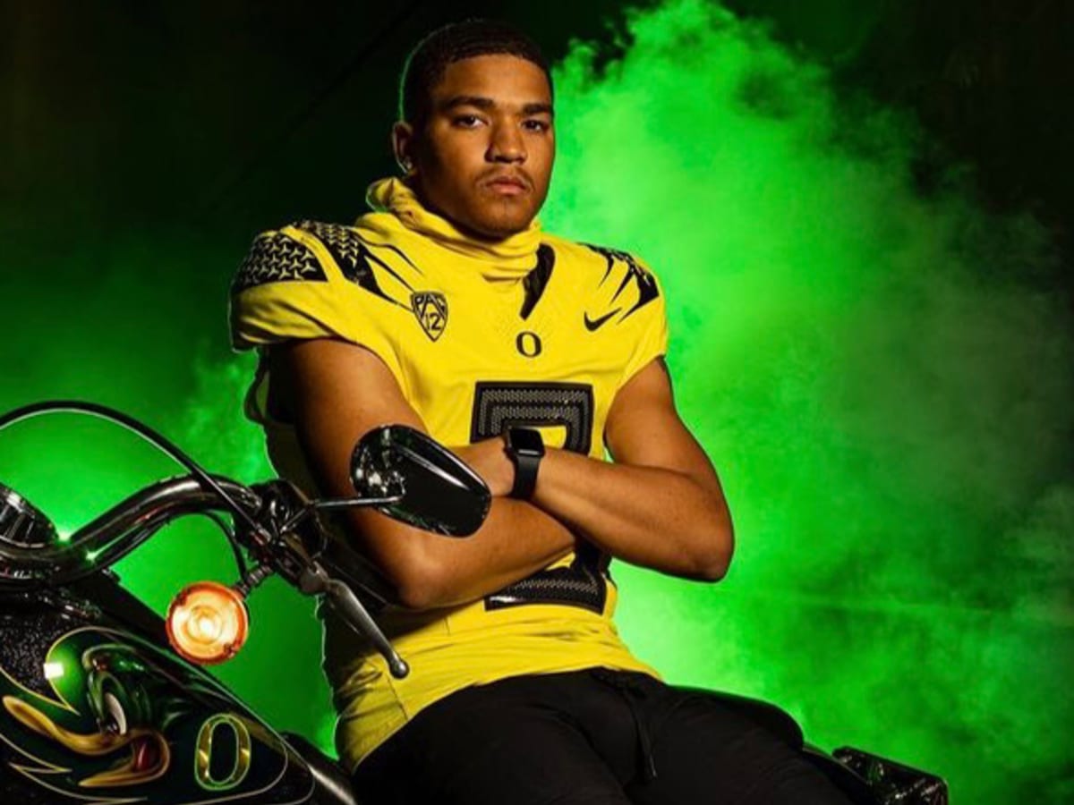 Oregon Ducks Quarterback Bo Nix Returning to Eugene in 2023 - Sports  Illustrated Oregon Ducks News, Analysis and More