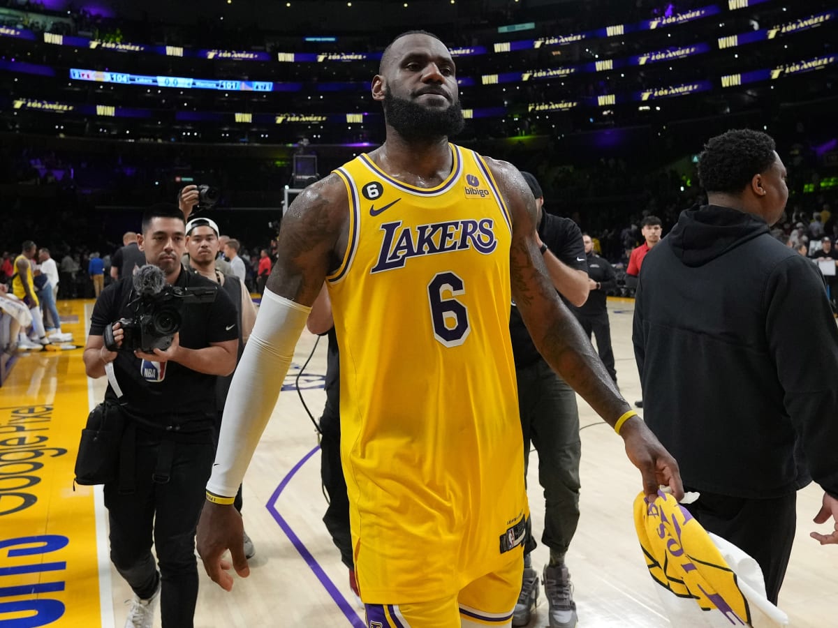 LeBron James plans to play more than half of Lakers' preseason