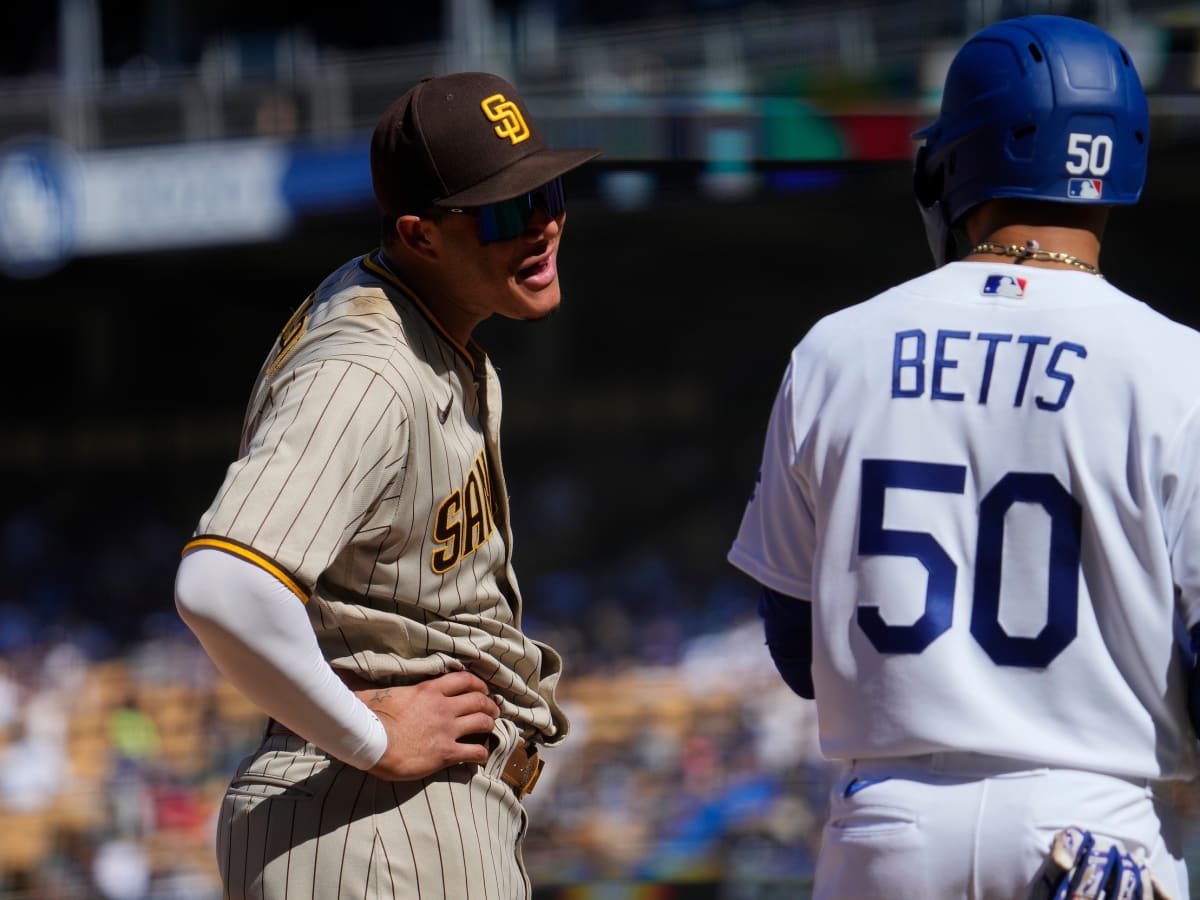 Manny Machado takes souvenir from first Dodgers home run