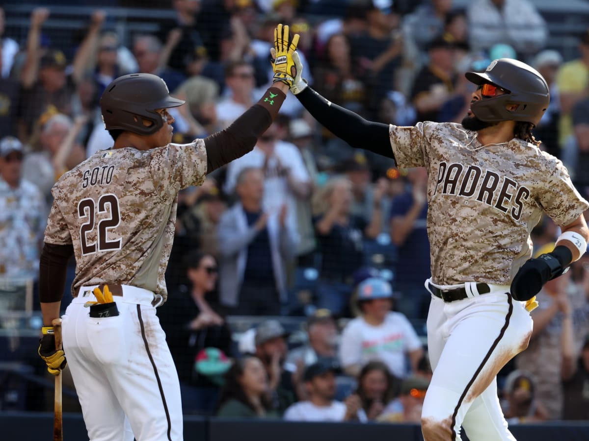 Padres slugger Machado headed to injured list with fractured left hand