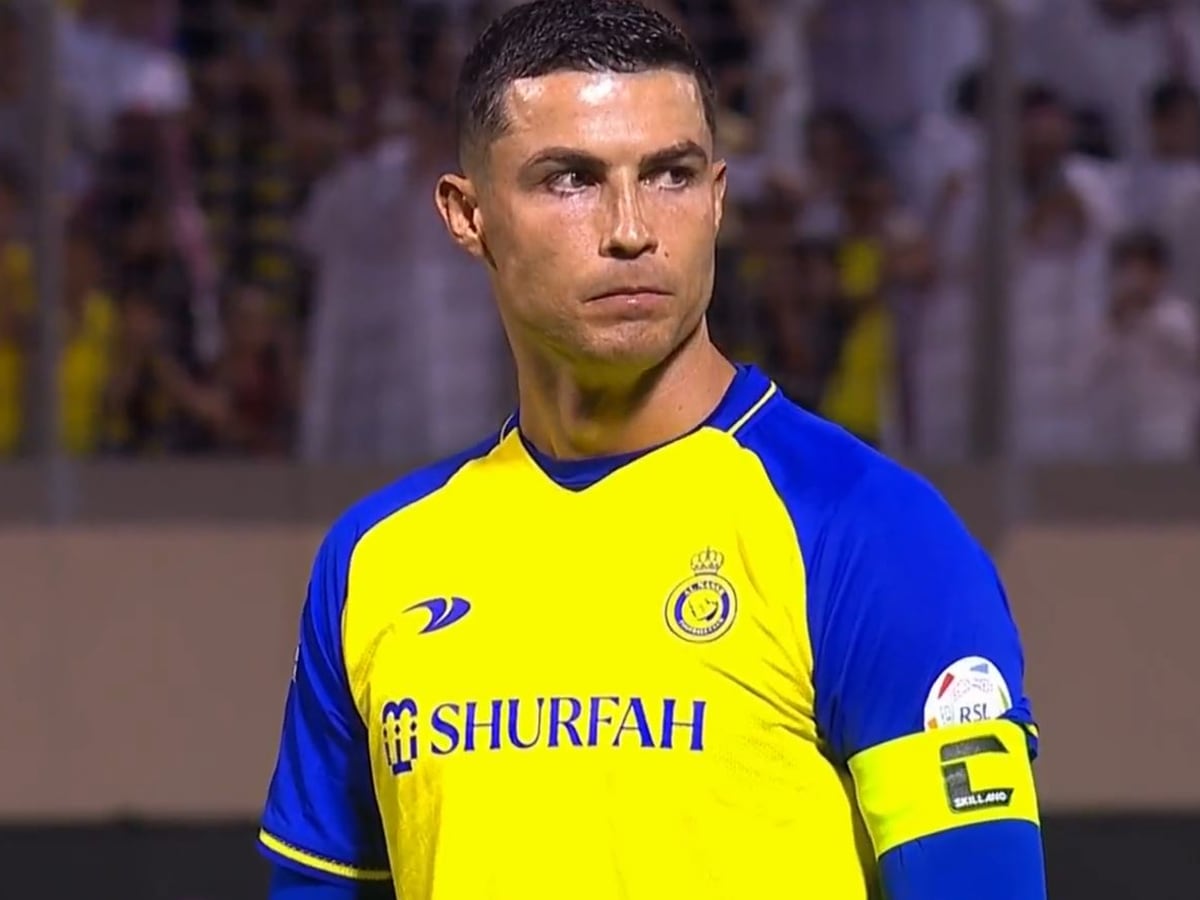 Cristiano Ronaldo holds Al Nassr no7 jersey after contract signed - Futbol  on FanNation