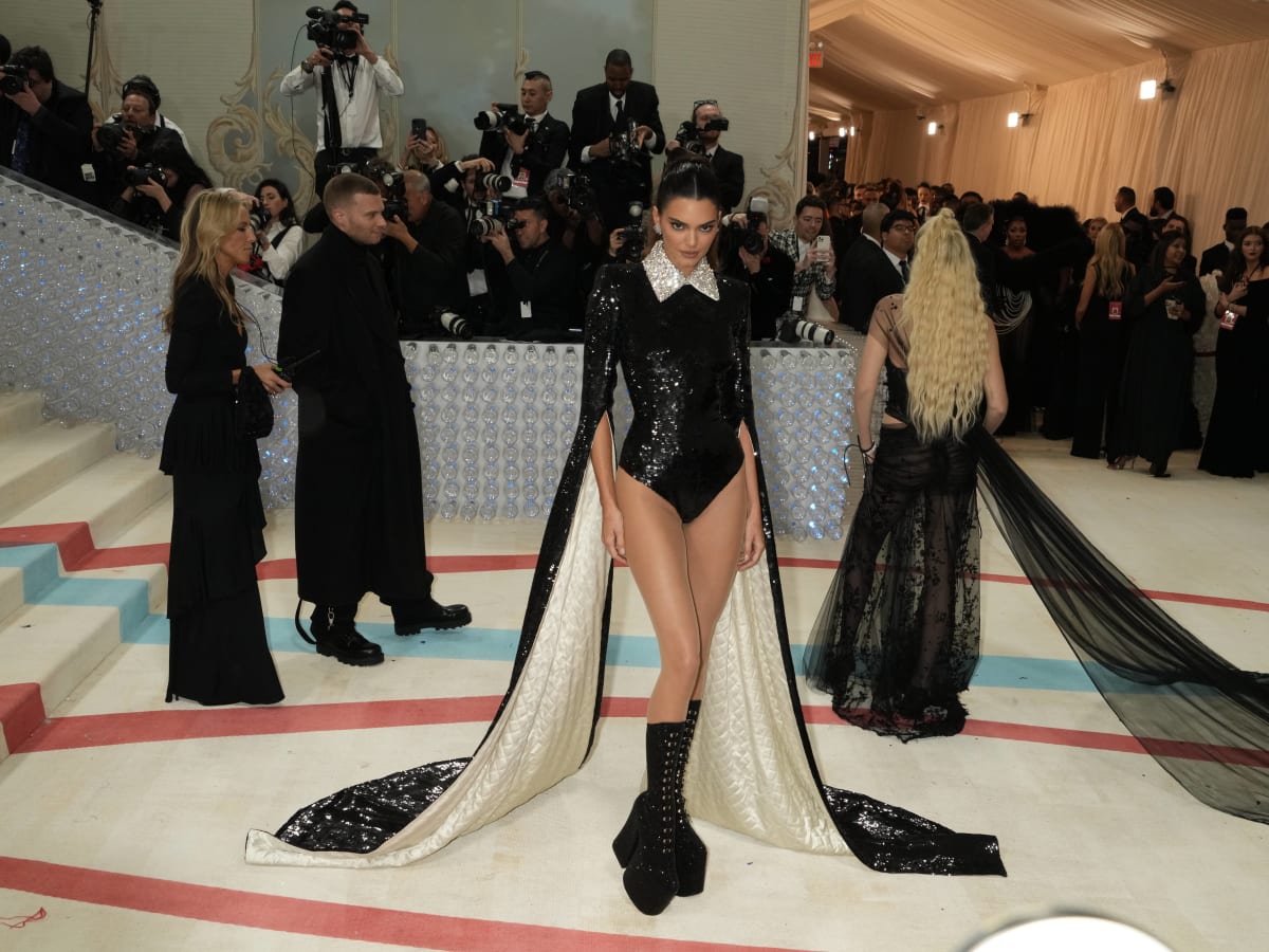 Clasificación de Los Ángeles Lakers tuvo una alfombra roja de celebridades: Bad  Bunny y Kendall Jenner entre las figuras - El Diario NY