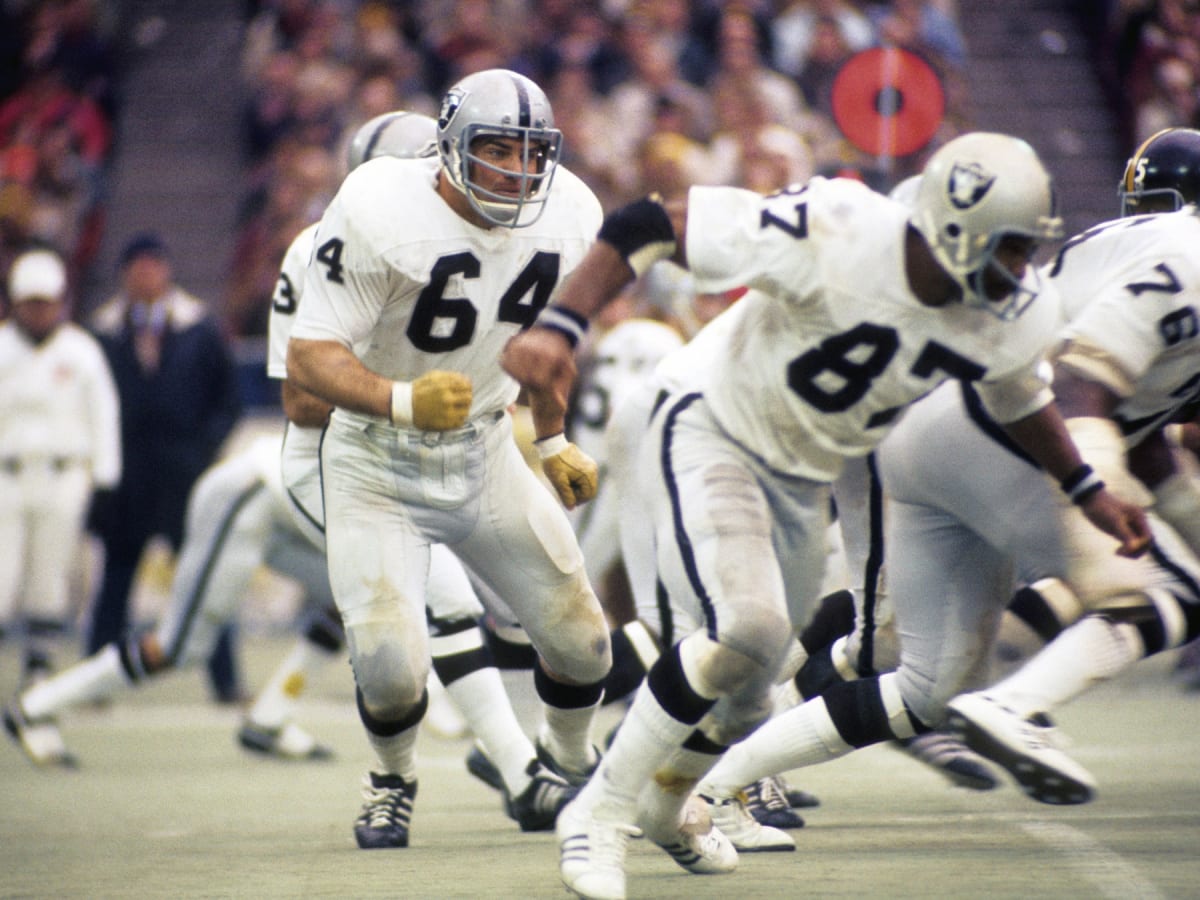 Warren Powers of the Oakland Raiders defends the pass to Marv