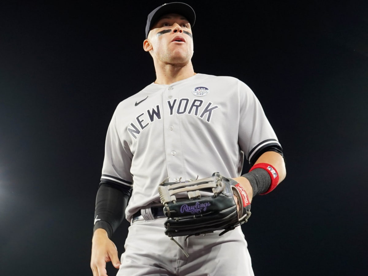 Aaron Judge runs through Dodger Stadium wall for Yankees to catch