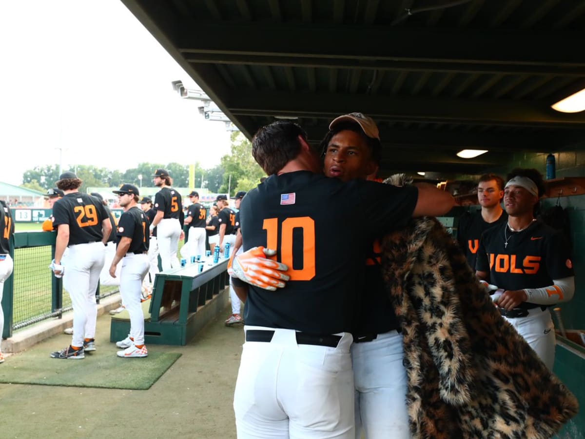 Vols use big 9th inning rally to advance to Super Regionals 9-6