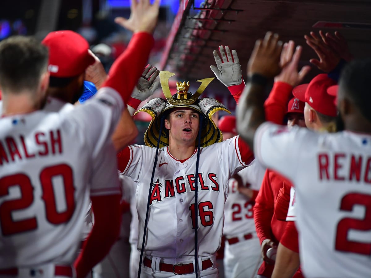 Los Angeles Angels outfielder Mickey Moniak takes pitch off finger, gets  X-rays