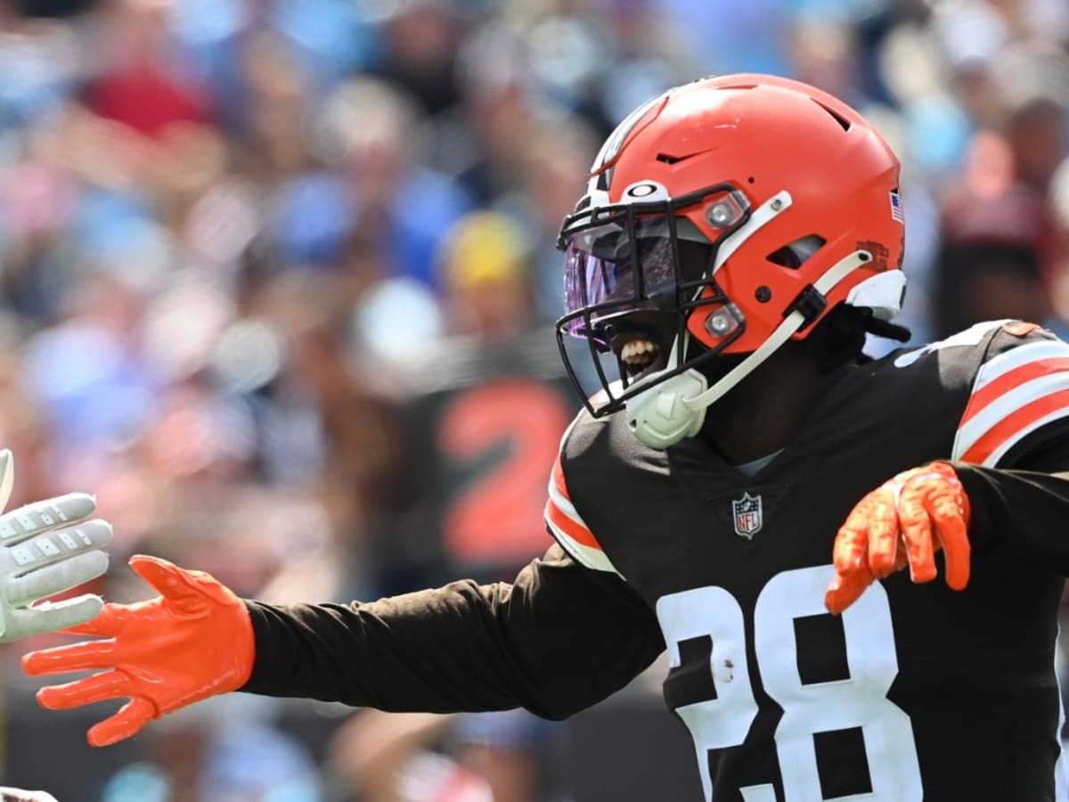 Cleveland Browns LB Jeremiah Owusu-Koramoah participates in team drills