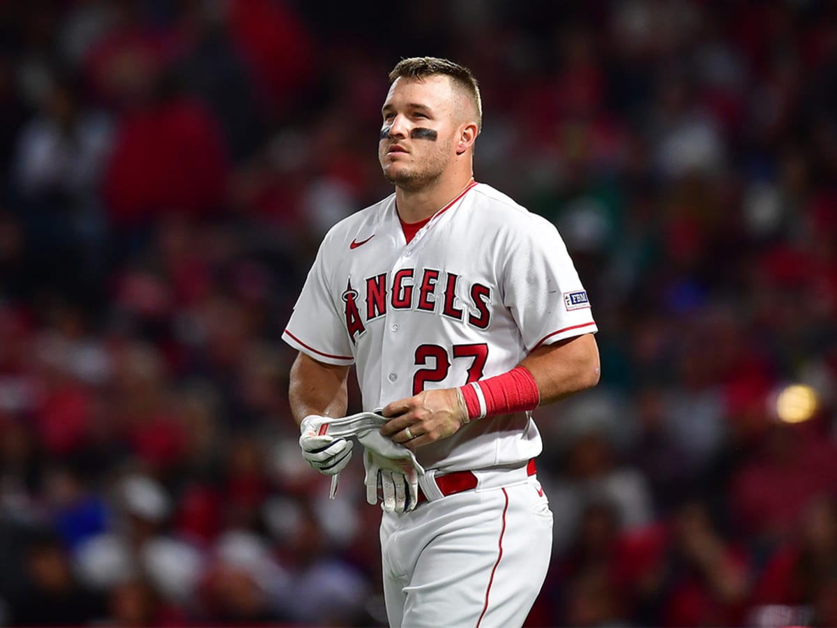 Mike Trout improving in recovery from broken wrist