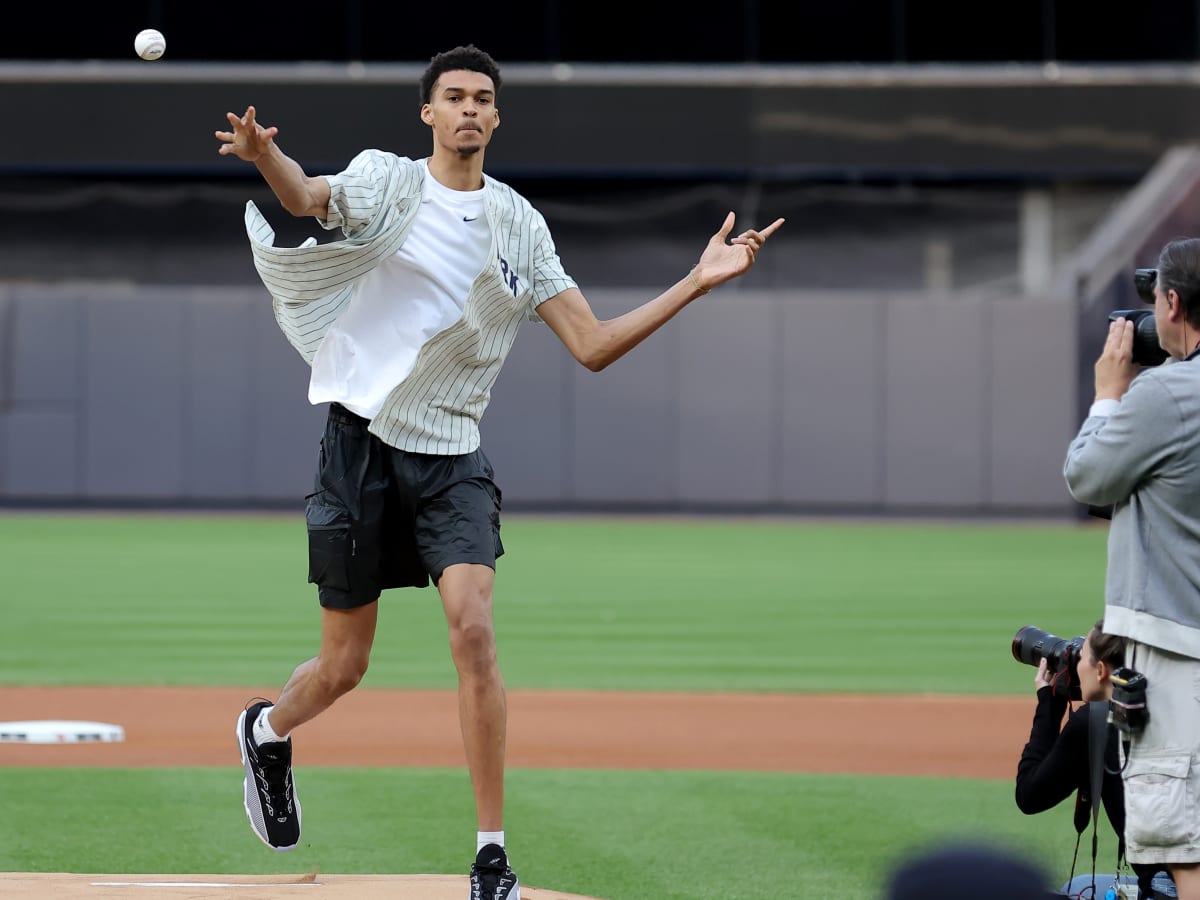 SI Swimsuit Models Throw Out First Pitch at NY Baseball Game - Parade