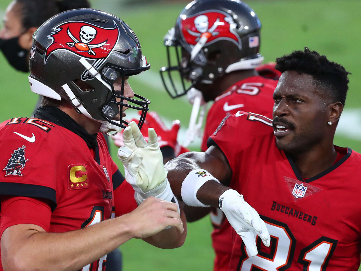 Antonio Brown staying with Tom Brady's Buccaneers, WR re-signs in