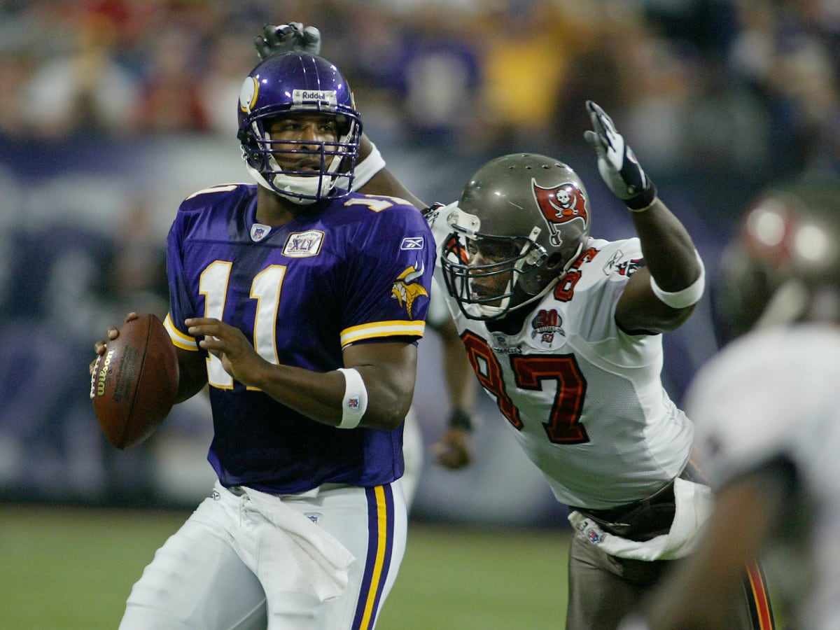 Brad Johnson talks to Randy Moss of the Minnesota Vikings in