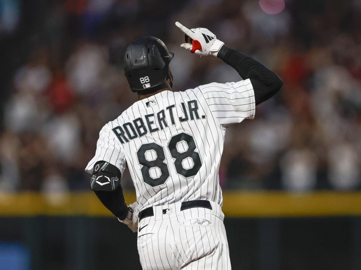 Luis Robert sits for first time in MLB career