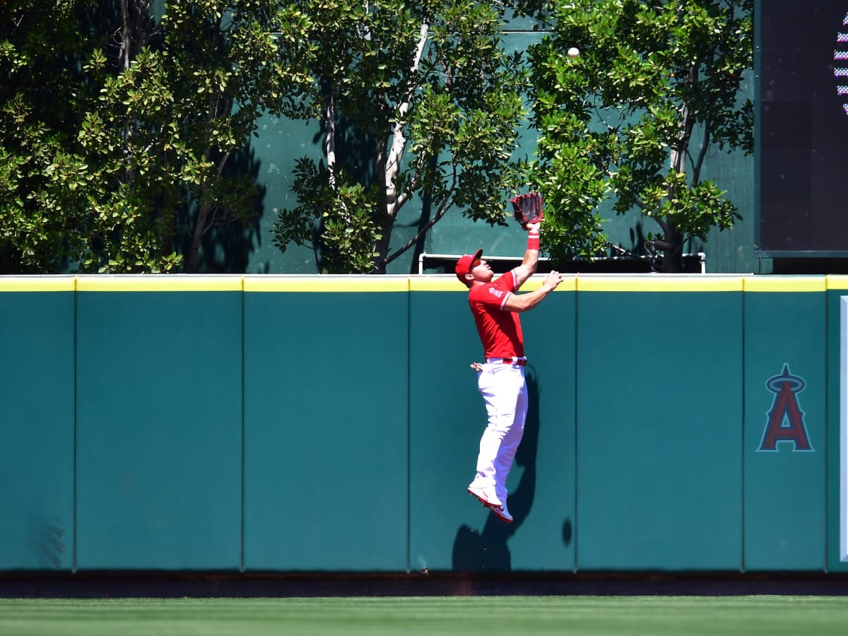 Angels' Mike Trout breaks hamate bone, out long term